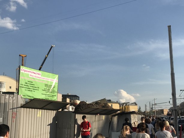 Продолжается строительство уникального многофункционального комплекса на Земляном Валу.