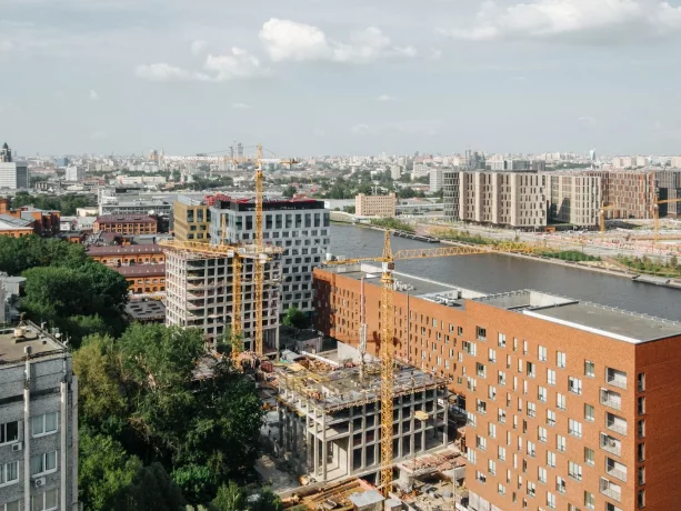 Продолжается строительство проекта Новоданиловская 8 от Самолет Девелопмент.