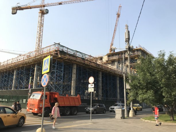 Строительство современного МФК Слава на месте бывшего часового завода «Слава».
