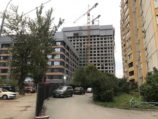 Финальная стадия строительства AFI Tower.