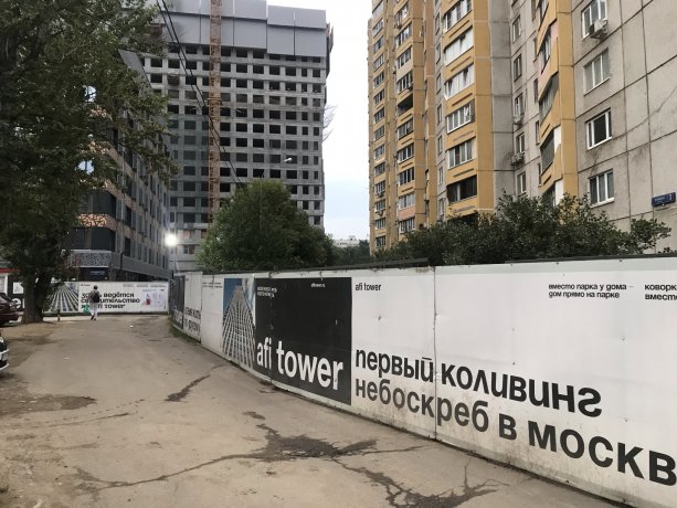Финальная стадия строительства AFI Tower.