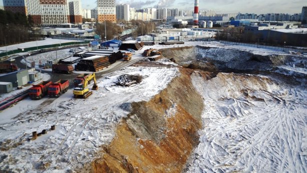 На детской больнице в Красногорске приступили к устройству котлована.