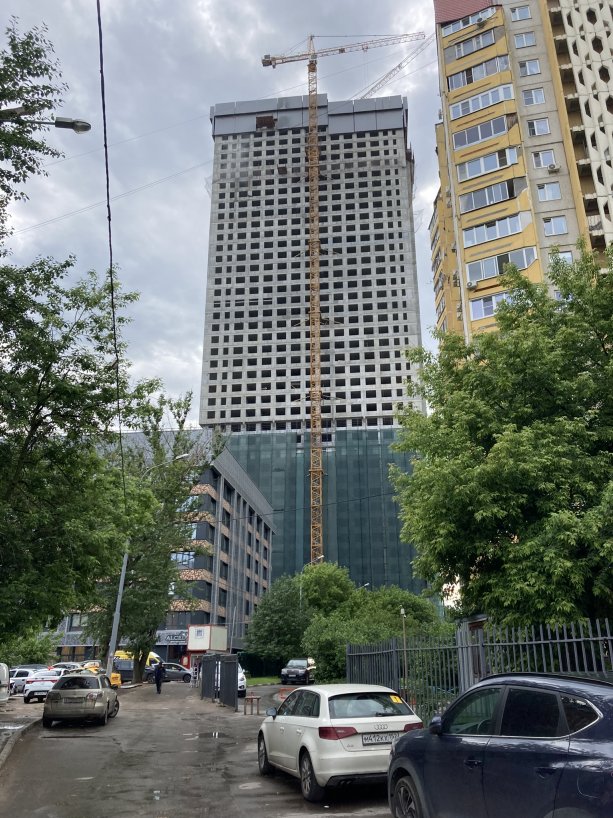 Финальная стадия строительства AFI Tower.
