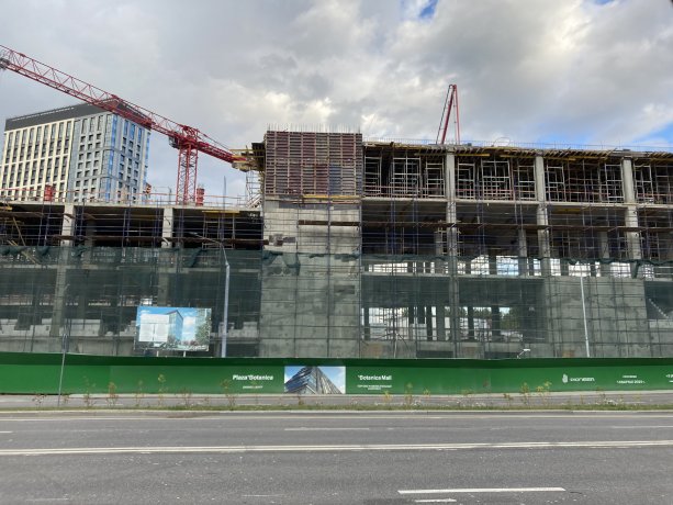 Строительство торгово-развлекательного центра Botaniсa Mall.