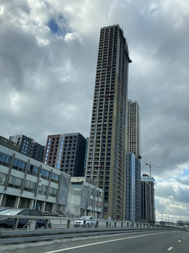 Продолжается строительство крупного проекта  МФК City Bay от MR Group.