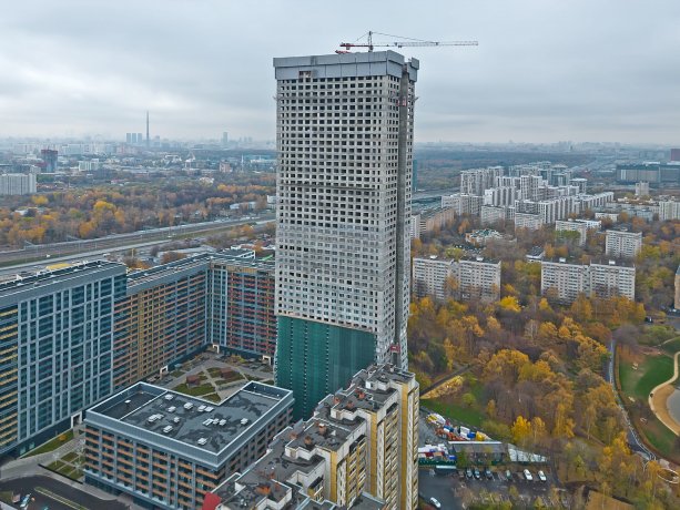 Финальная стадия строительства AFI Tower.