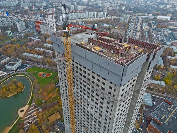 Финальная стадия строительства AFI Tower.