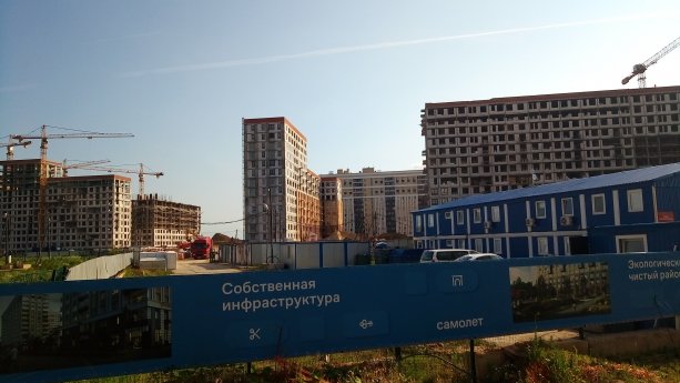 Самолет строит крупный квартал Остафьево.