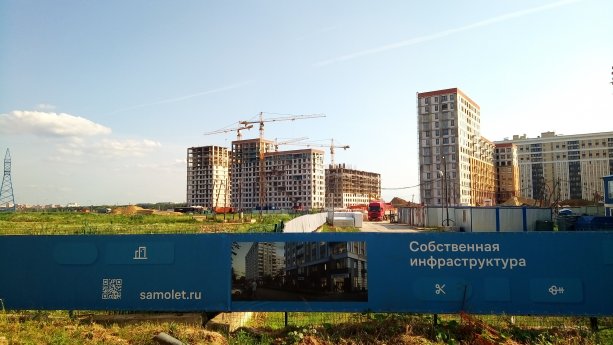 Самолет строит крупный квартал Остафьево.