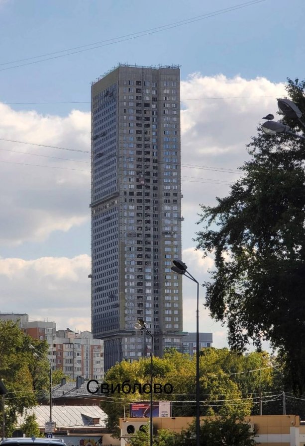 Финальная стадия строительства AFI Tower.