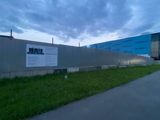 Строящийся гостиничный комплекс с торговыми павильонами в районе Косино-Ухтомский.