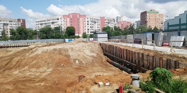 Строящийся гостиничный комплекс с торговыми павильонами в районе Косино-Ухтомский.