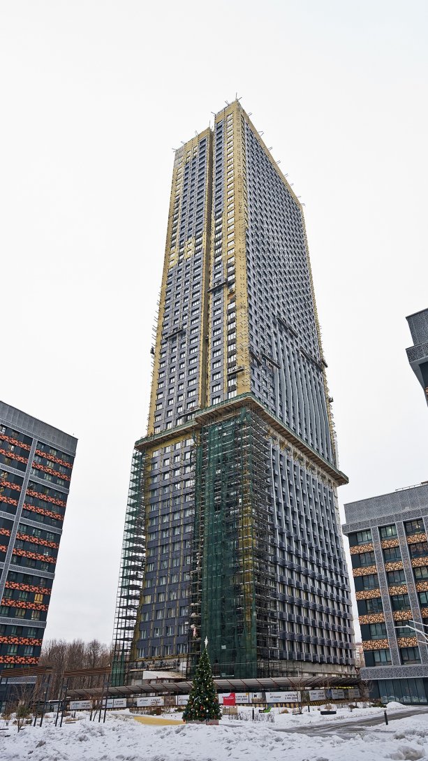 Финальная стадия строительства AFI Tower.