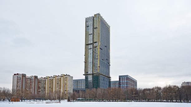 Финальная стадия строительства AFI Tower.