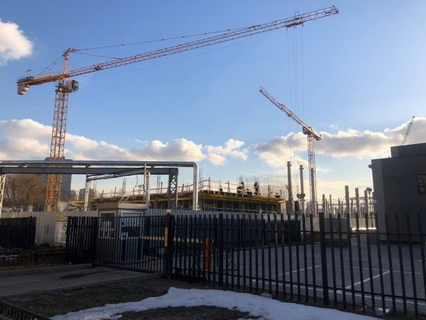 Строительство крупного промышленного комплекса Салют по выпуску деталей на проспекте Буденного.