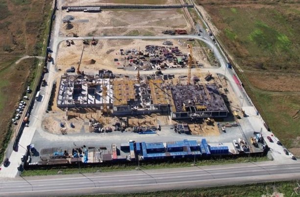 Строящийся Сахалинский нефтегазовый индустриальный парк.