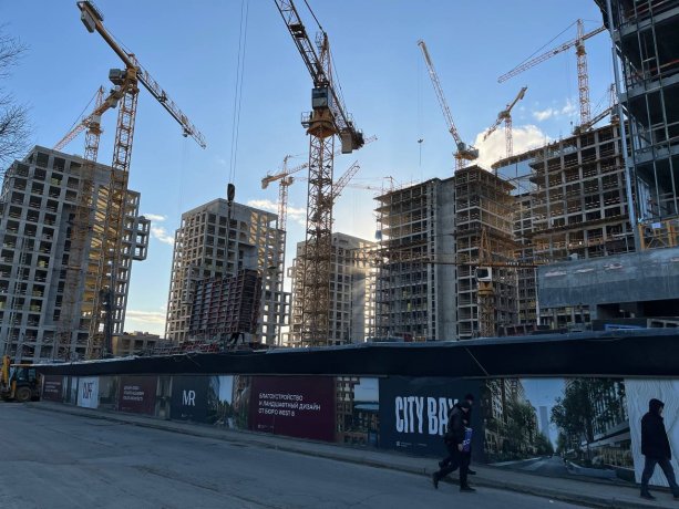 Продолжается строительство крупного проекта  МФК City Bay от MR Group.