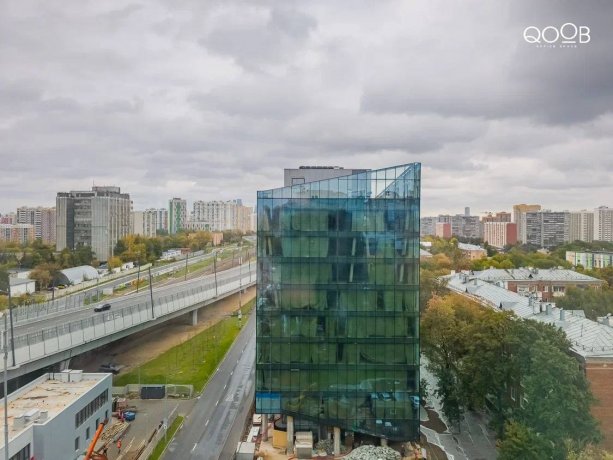 Строительство бизнес-центра QOOB​ от девелопера Dominanta.