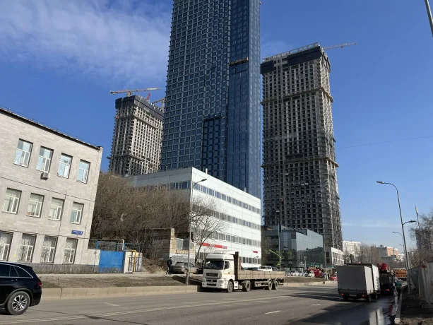 Строящийся крупный МФК UPSIDE TOWERS в Огородном проезде 2-4